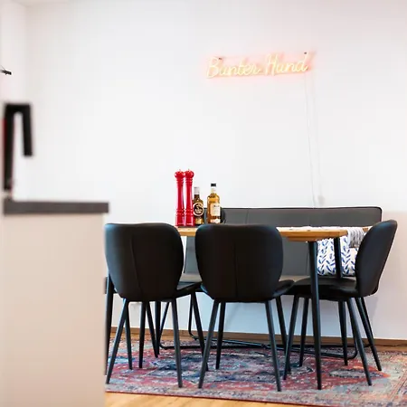 Bunter Hund - Zentrales Apartment, Parkplatz, Wintergarten, Kinderzimmer Appartement